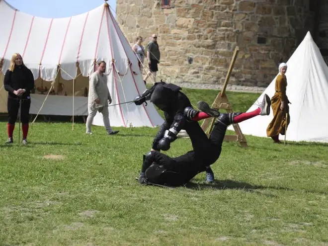 Fektedemonstrasjon med hoftekast på Oslo Middelalderfestival på Akershus Festning