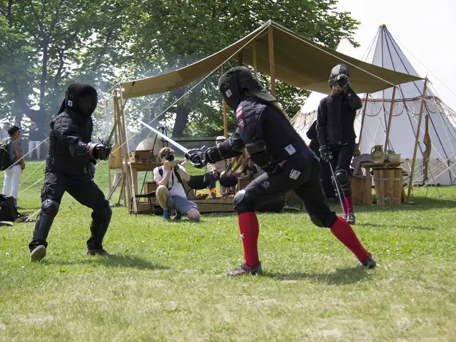 Fektedemonstrasjon med sidesverd på Oslo Middelalderfestival på Akershus Festning